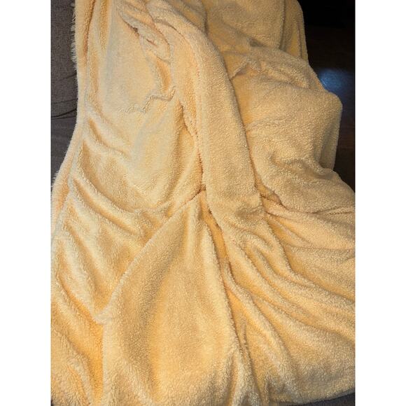 Bedsure Yellow Fluffy Throw Blanket One Size - Picture 4 of 8